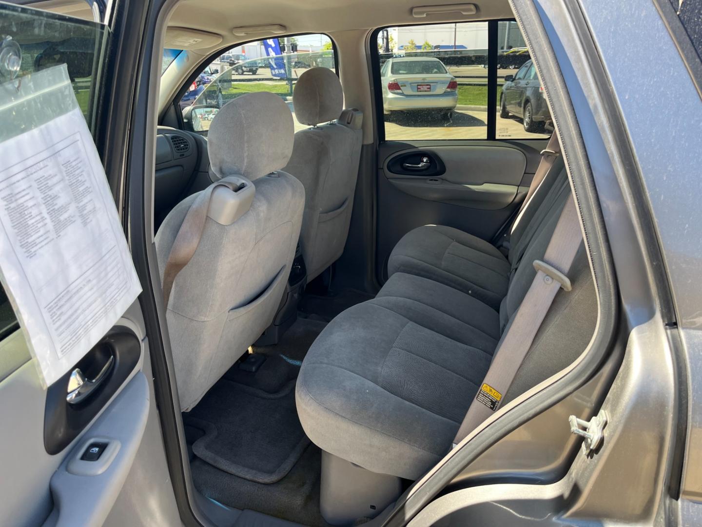 2005 GRAY /gray Chevrolet TrailBlazer LS 2WD (1GNDS13S052) with an 4.2L L6 DOHC 24V engine, 4-Speed Automatic Overdrive transmission, located at 14700 Tomball Parkway 249, Houston, TX, 77086, (281) 444-2200, 29.928619, -95.504074 - Photo#9